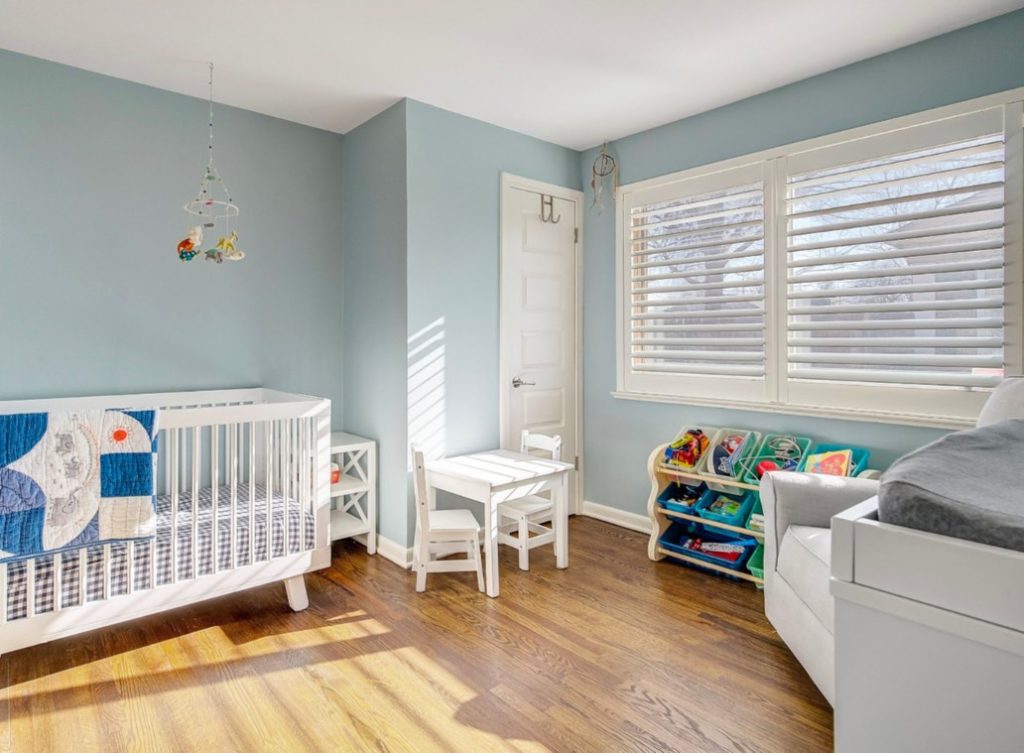 本杰明·摩尔画的男孩蓝色育儿室。
