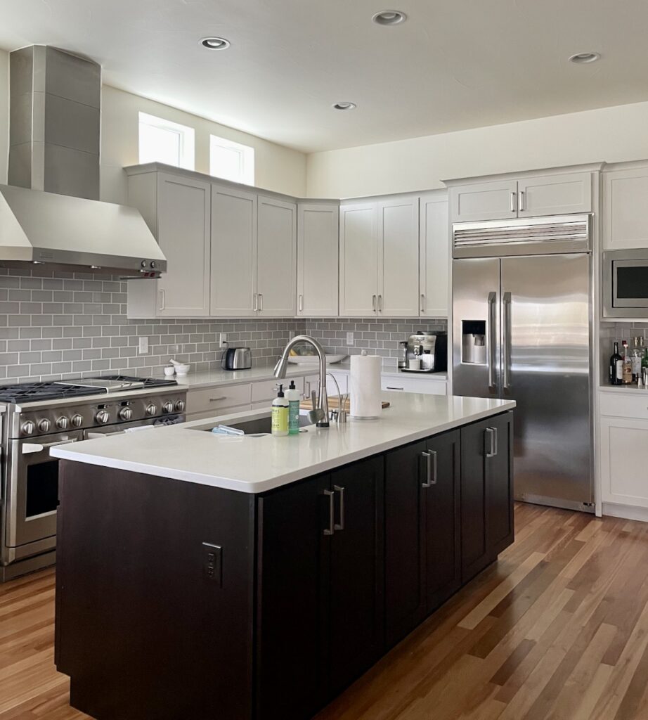 厨房用本杰明·摩尔云白漆粉刷，并与深色木质厨房岛台搭配。