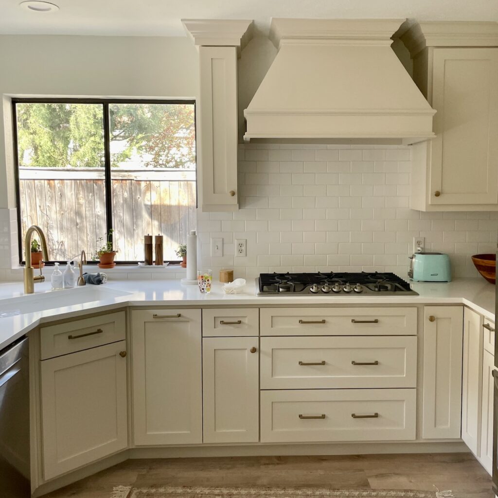 这间明亮的厨房以Benjamin Moore Edgecomb Gray的彩绘橱柜为特色。