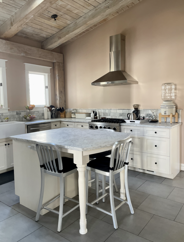 厨房用Farrow & Ball设置石膏油漆作为整个房子调色板的一部分。