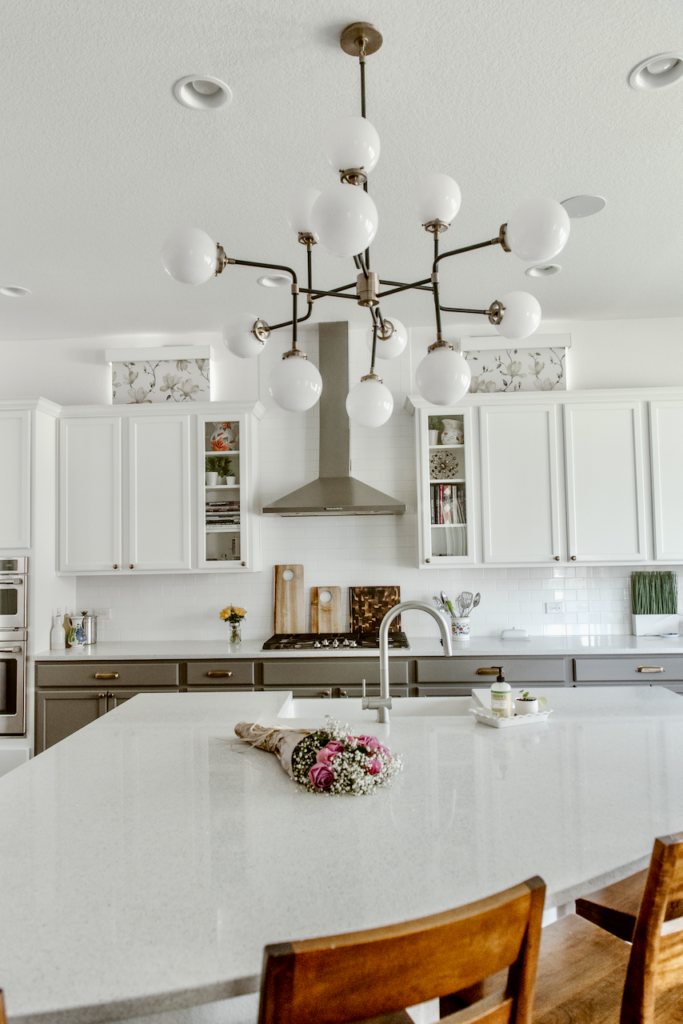 一个白色石英台面是一个永恒的厨房设计元素在这个新建立的厨房
