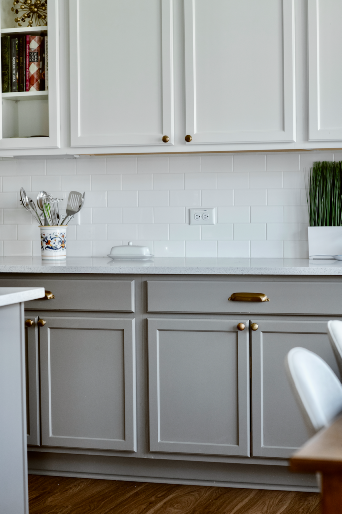 白色和灰色礼服厨柜是这永恒的厨房设计的一部分