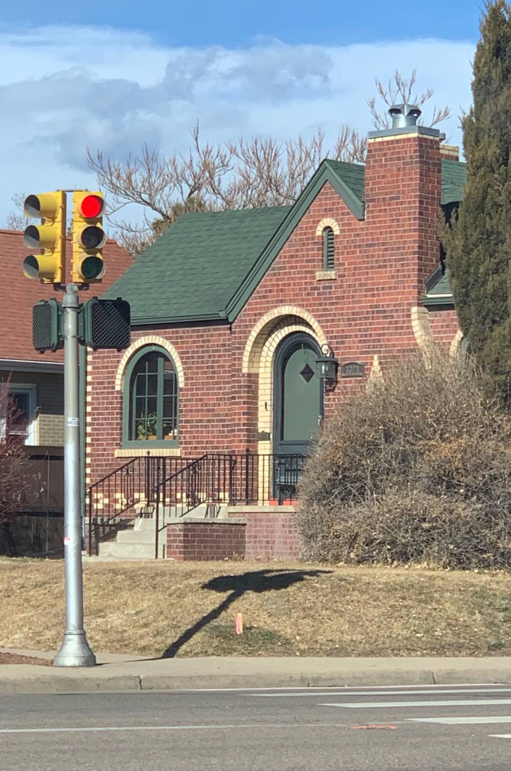 红砖房子,有绿色屋顶和匹配的修剪