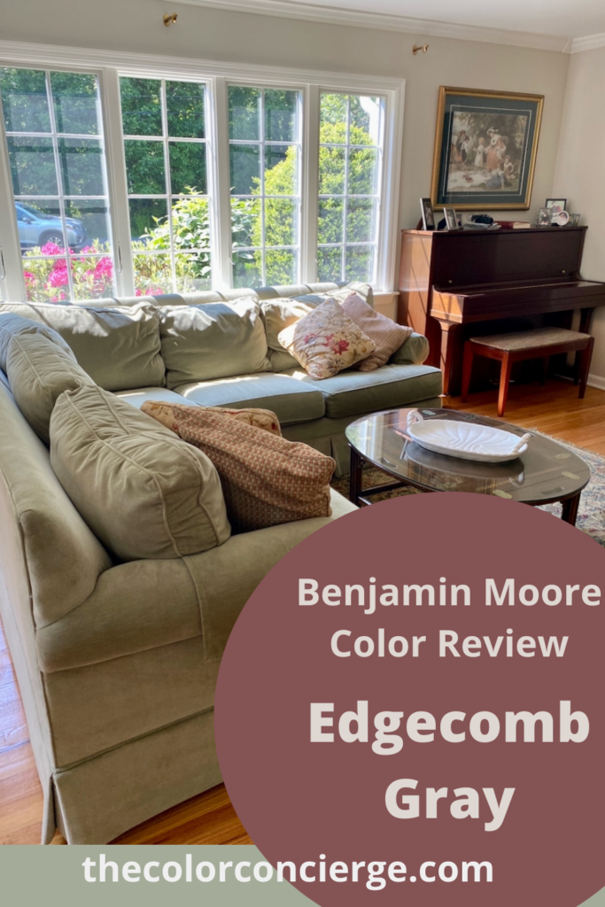 这是一个带大窗户的客厅，本杰明·摩尔Edgecomb灰色油漆颜色评论