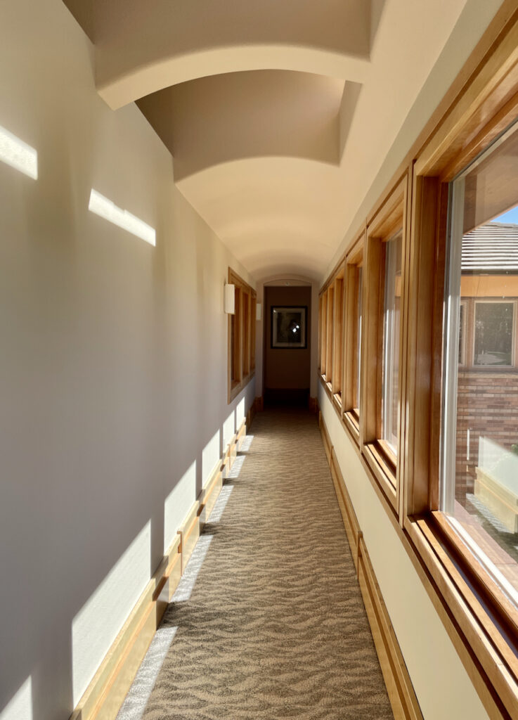 走廊有曼彻斯特棕褐色的墙壁和粉米色的天花板。