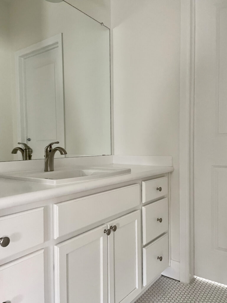 浴室与SW雪花石膏墙和SW纯白色的柜子里。