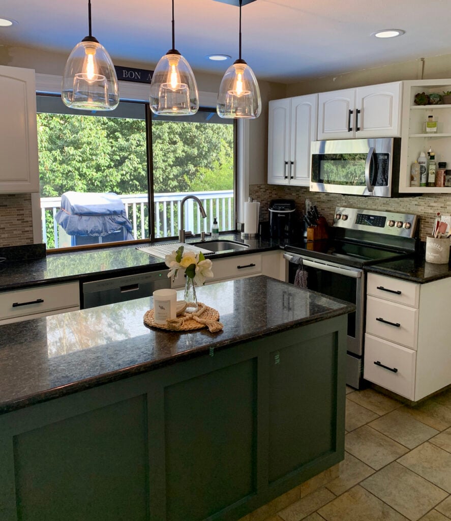 这个厨房功能Sherwin-Williams雪花石膏橱柜有绿色厨房岛。