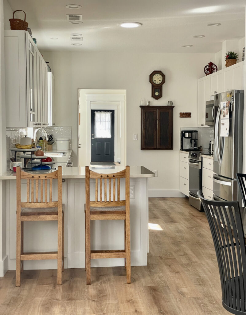 厨房是一个开放的概念画着本杰明摩尔只是白漆。