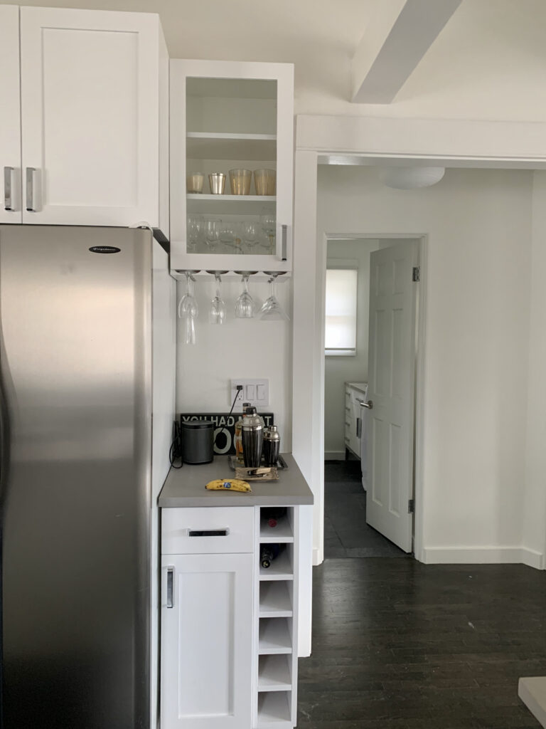 厨房涂上SM降雪白色的厨柜。